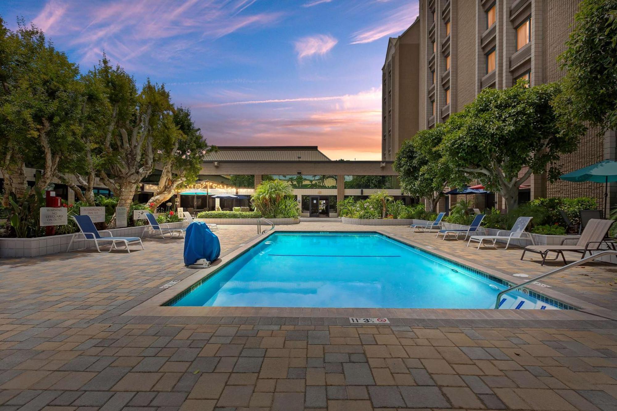 Doubletree By Hilton Whittier Hotel Exterior photo